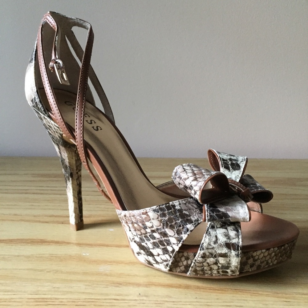 💫? GUESS ?💫 Faux Snake Skin Pumps - Picture 5 of 7
